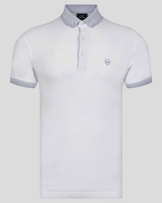 ' БЯЛА ТЕНИСКА С МИНИМИЗИРАНА ЯКА С КОПЧЕТА И  БРОДЕРИЯ ЛОГО