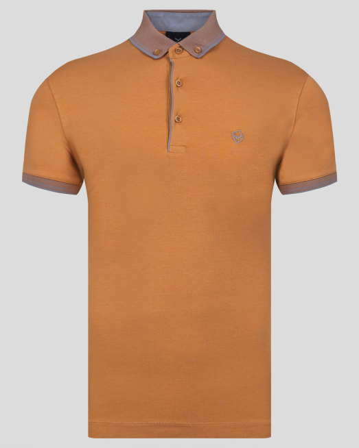 ' ТЕНИСКА С МИНИМИЗИРАНА ЯКА С КОПЧЕТА И  БРОДЕРИЯ ЛОГО В ЦВЯТ ОХРА