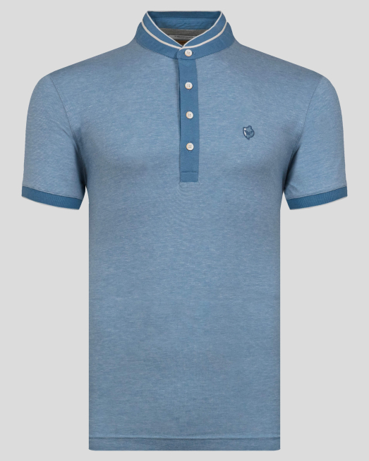 'СВЕТЛОСИНЯ МЕЛАНЖИРАНА ТЕНИСКА С ПОПСКА ЯКА И ДВУЦВЕТНА БРОДЕРИЯ ЛОГО