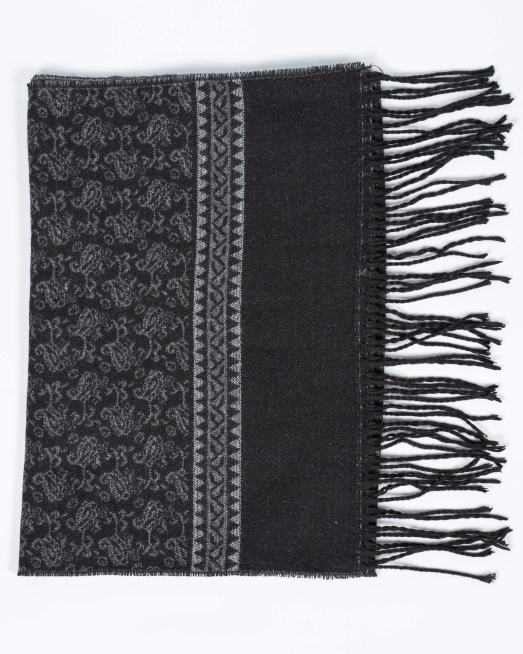 'ЧЕРЕН ШАЛ НА СИВИ ФИГУРИ