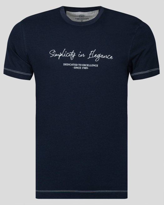'ТЪМНО СИНЯ ТЕНИСКА С КОНТРАСТНА ЩАМПА ОТ PREMIUM ПАМУК 