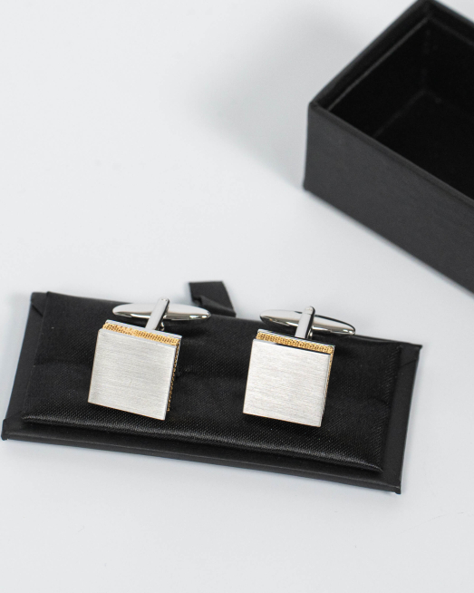 'СРЕБРИСТИ КВАДРАТНИ БУТОНЕЛИ СЪС ЗЛАТИСТО