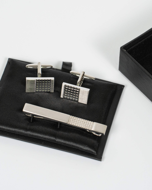 'СРЕБРИСТ КОМПЛЕКТ ИГЛА ЗА ВРАТОВРЪЗКА И БУТОНЕЛИ НА СИТНИ КВАДРАТИ