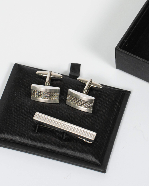 'СРЕБРИСТ КОМПЛЕКТ ИГЛА ЗА ВРАТОВРЪЗКА И БУТОНЕЛИ С РЕЛЕФНИ ЕЛЕМЕНТИ