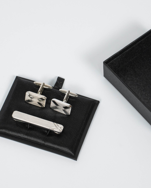 'СРЕБРИСТ КОМБИНИРАН КОМПЛЕКТ ИГЛА ЗА ВРАТОВРЪЗКА И БУТОНЕЛИ