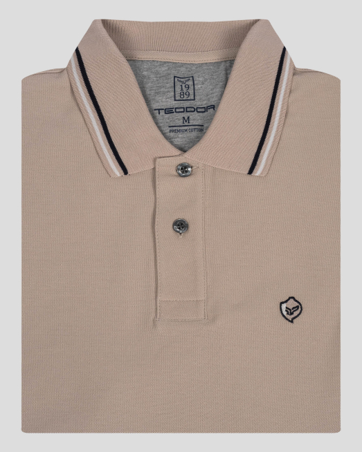 'БЕЖОВА ТЕНИСКА С ТРИЦВЕТНО ЛОГО И ДЕСЕНАЦИИ