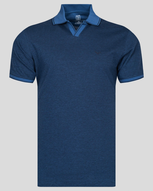 'ТЪМНО СИНЯ ТЕНИСКА С V ОБРАЗНО ДЕКОЛТЕ И ТОНАЛНА БРОДЕРИЯ ЛОГО