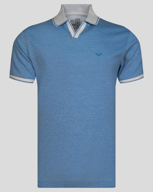 'СИНЯ ТЕНИСКА С ТОНАЛНО ЛОГО КОНТРАСТНА ЯКА И ДЕСЕНАЦИИ