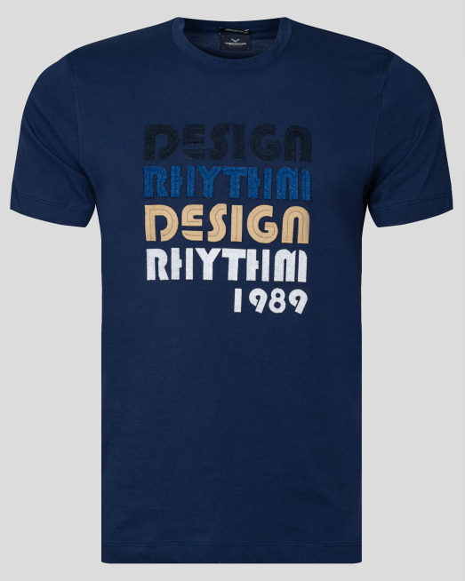 'ТЪМНО СИНЯ БИЕ ТЕНИСКА С РЕЛЕФНА ЦВЕТНА АПЛИКАЦИЯ 