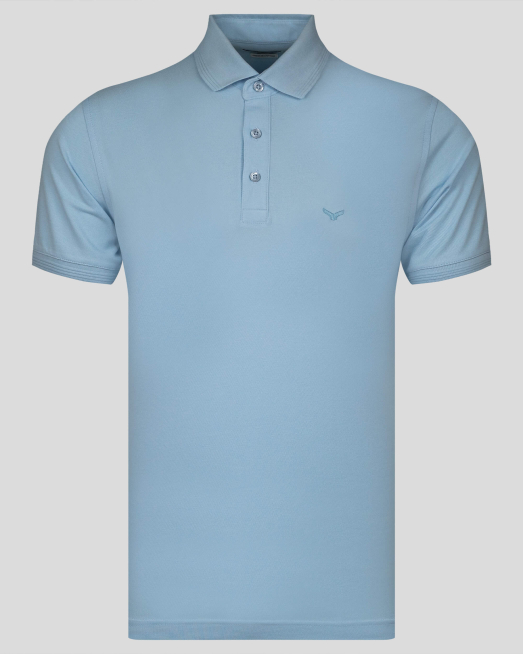 'СВЕТЛО СИНЯ ТЕНИСКА СЪС СТРУКТУРНИ ЕЛЕМЕНТИ НА ЯКА