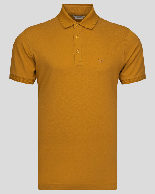 'СТРУКТУРНА ТЕНИСКА С ЯКА И БРОДЕРИЯ ЛОГО В ЦВЯТ ГОРЧИЦА