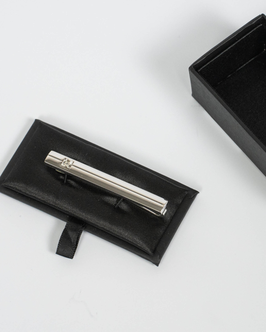 'СРЕБРИСТА ИГЛА ЗА ВРАТОВРЪЗКА С КВАДРАТЕН КАМЪК