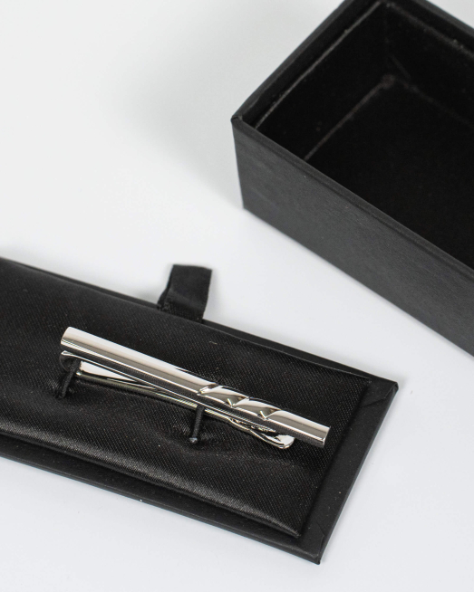 'СРЕБРИСТА ИГЛА ЗА ВРАТОВРЪЗКА СЪС ЗАОБЛЕНИ ЛИНИИ