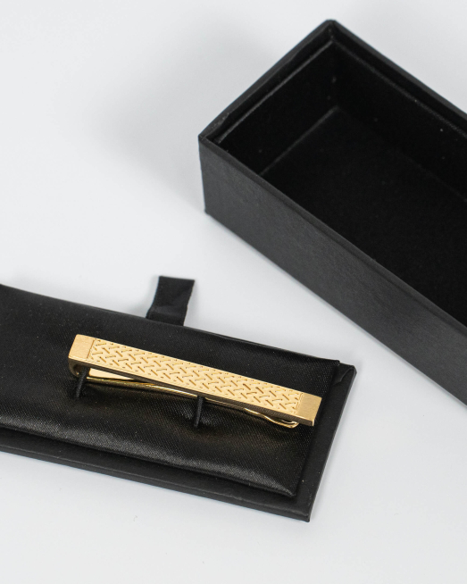 'ЗЛАТИСТА ИГЛА ЗА ВРАТОВРЪЗКА С ДЕКОРАТИВНИ ЕЛЕМЕНТИ