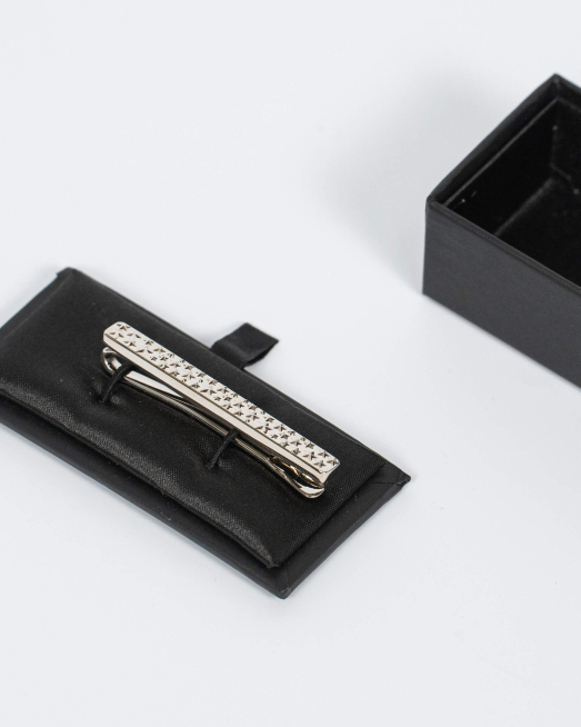 'СРЕБРИСТА ИГЛА ЗА ВРАТОВРЪЗКА НА СИТНИ ЗВЕЗДИ 