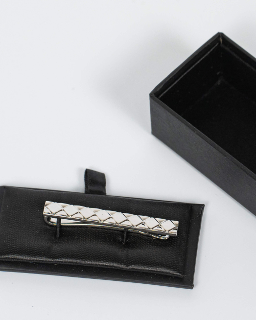 'СРЕБРИСТА ИГЛА ЗА ВРАТОВРЪЗКА С РЕЛЕФНИ КВАДРАТИ