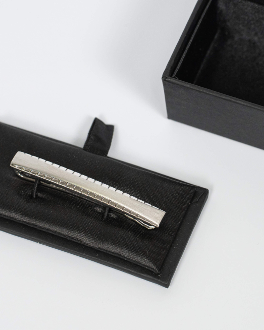 'СРЕБРИСТА ИГЛА ЗА ВРАТОВРЪЗКА С РЕЛЕФНА ДЕКОРАЦИЯ