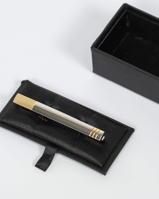 'СРЕБРИСТА ИГЛА ЗА ВРАТОВРЪЗКА СЪС ЗЛАТИСТИ ЕЛЕМЕНТИ