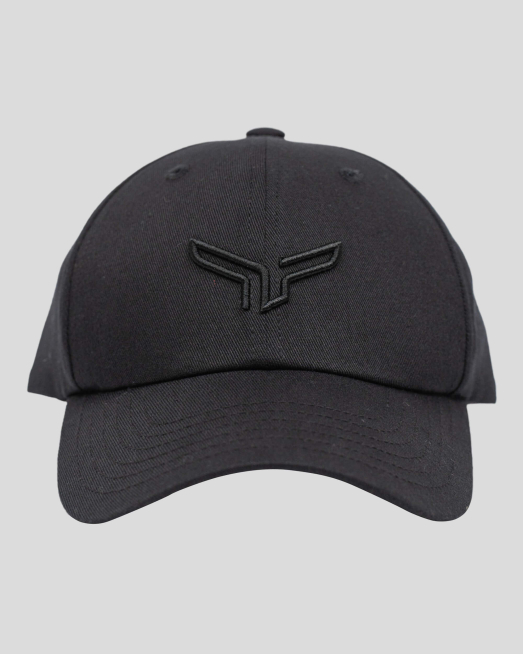 'ЧЕРНА ПАМУЧНА ШАПКА С КОЗИРКА И  РЕЛЕФНА БРОДЕРИЯ ЛОГО