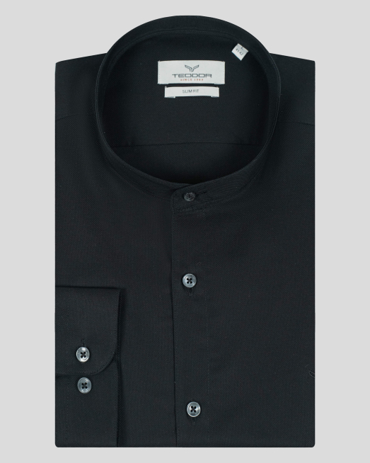 'ЧЕРНА ВТАЛЕНА РИЗА ОТ СТРУКТУРЕН ПАМУЧЕН ПЛАТ С ПОПСКА ЯКА И ЛОГО