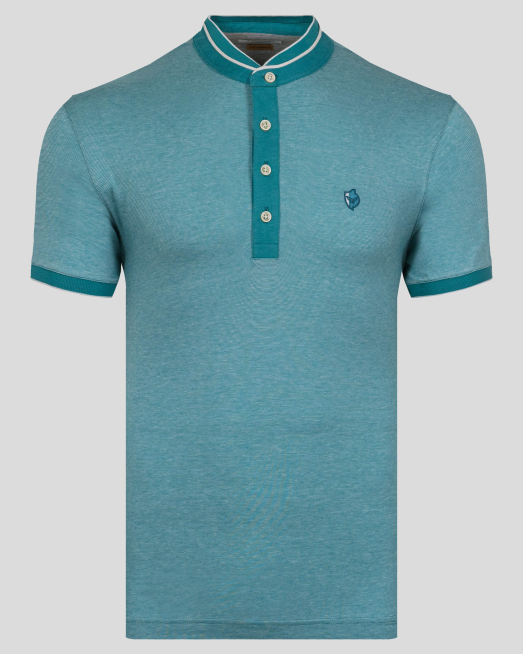 'МЕЛАНЖИРАНА ТЕНИСКА С ПОПСКА ЯКА И БРОДЕРИЯ ЛОГО В СВЕТЪЛ ПЕТРОЛ