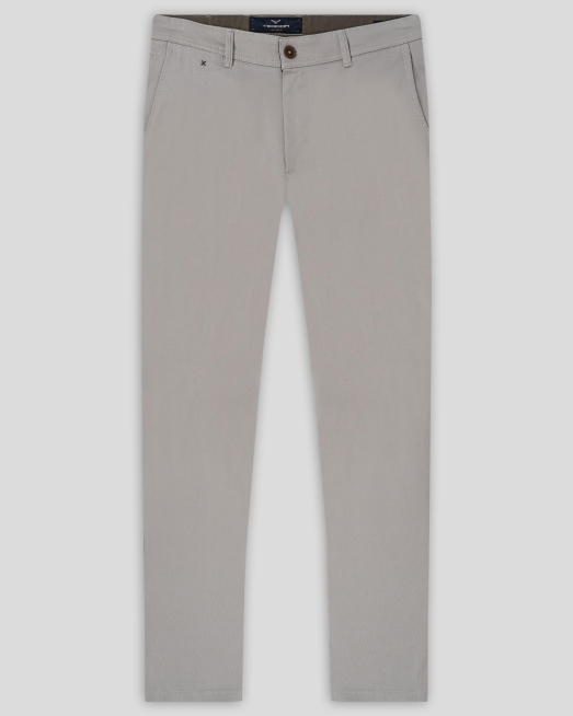 'СИЛНО ВТАЛЕН ЧИНО ПАНТАЛОН С БРОДЕРИЯ ЛОГО В СВЕТЛОСИВО 