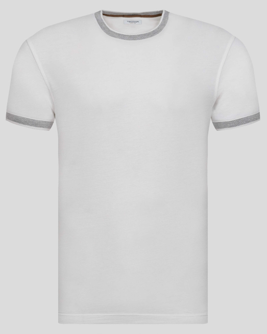 'БЯЛА ТЕНИСКА С КОНТРАСТНА ДЕСЕНАЦИЯ НА БИЕ И БАНДОВЕ 