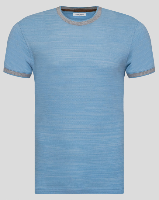 'СВЕТЛОСИНЯ ТЕНИСКА С КОНТРАСТНА ДЕСЕНАЦИЯ НА БИЕ И БАНДОВЕ