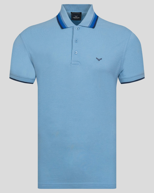 'СВЕТЛОСИНЯ ТЕНИСКА ОТ PREMIUM ПАМУК С ДЕСЕНАЦИЯ НА ЯКА И БАНДОВЕ 