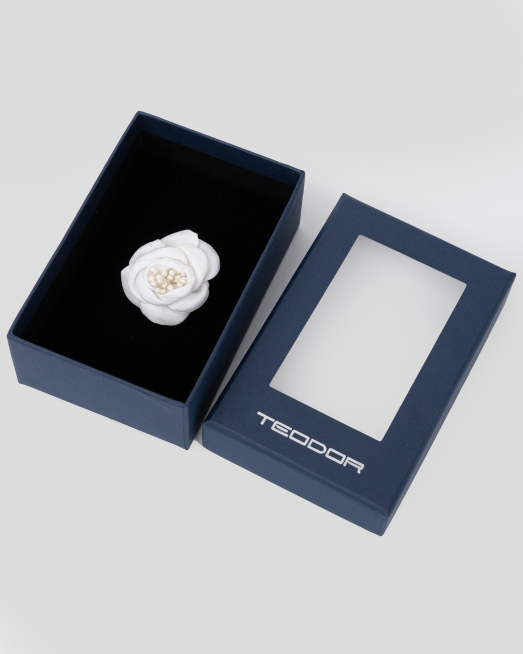 'БЯЛА ДЕКОРАТИВНА БРОШКА ТИП ЦВЕТЕ ЗА РЕВЕР