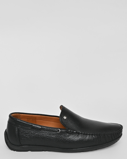 'ЧЕРНИ МОКАСИНИ ОТ ШАГРЕНИРАНА КОЖА С МЕТАЛЕН ЛОГО АКСЕСОАР
