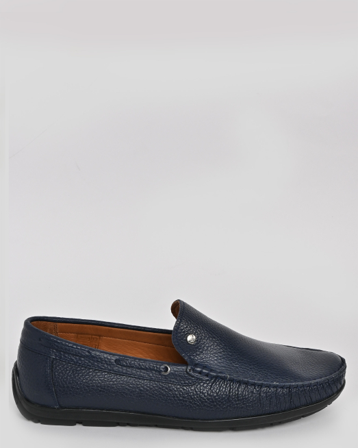 'ТЪМНОСИНИ МОКАСИНИ ОТ ШАГРЕНИРАНА КОЖА С МЕТАЛЕН ЛОГО АКСЕСОАР