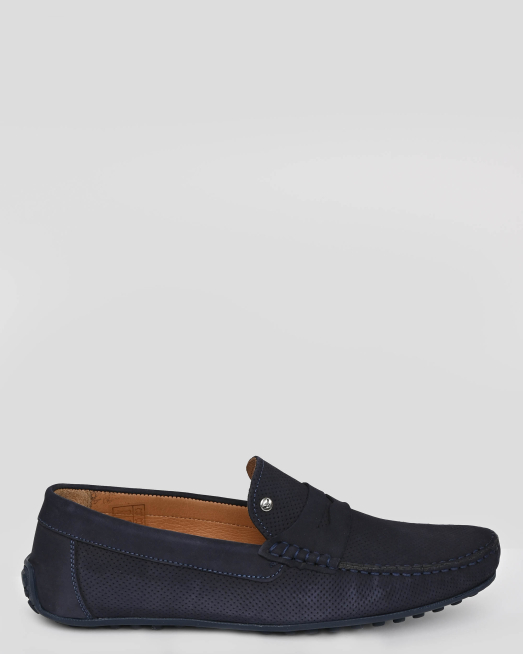 'ТЪМНОСИНИ МОКАСИНИ ОТ КОЖА НАБУК С ПЕРФОРАЦИИ И ЛОГО