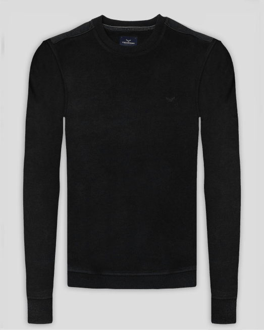 'ЧЕРНА БЛУЗА С ОБЛО ДЕКОЛТЕ И ГАРНИТУРА ОТ ВЕЛУР НА РАМЕНЕТЕ 