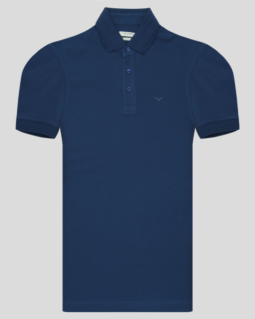 'СРЕДНОСИНЯ СТРУКТУРНА ТЕНИСКА С ЯКА И БРОДЕРИЯ ЛОГО