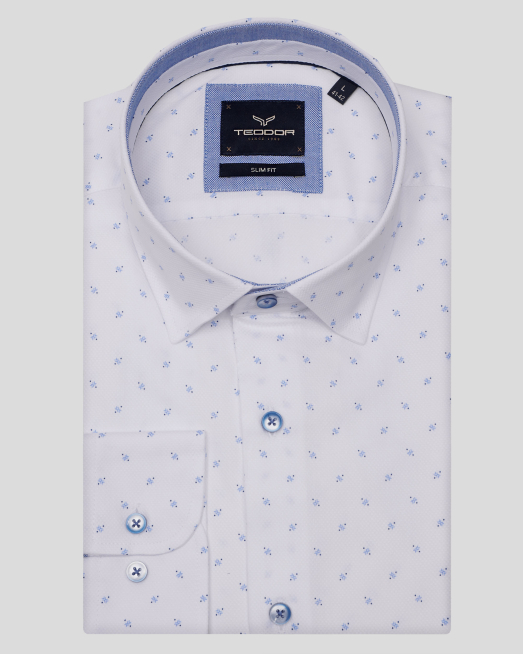 'БЯЛА РИЗА ВТАЛЕН СИЛУЕТ С ЕФЕКТЕН СИТЕН ПРИНТ В СИНЬО 