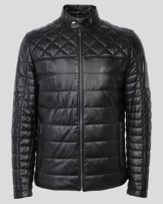 'ЧЕРНО КАПИТОНИРАНО КОЖЕНО ЯКЕ С МЕТАЛЕН ЛОГО АКСЕСОАР НА ЯКА И РЪКАВ