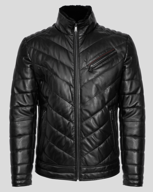 'ЧЕРНО КАПИТОНИРАНО ЯКЕ ОТ ЕСТЕСТВЕНА КОЖА С МЕТАЛНО ЛОГО НА РЪКАВ 