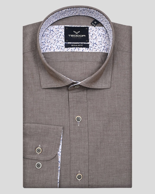 'КАФЯВА РИЗА С КОНТРАСТНА ГАРНИТУРА НА ЯКАТА И МАНШЕТИТЕ