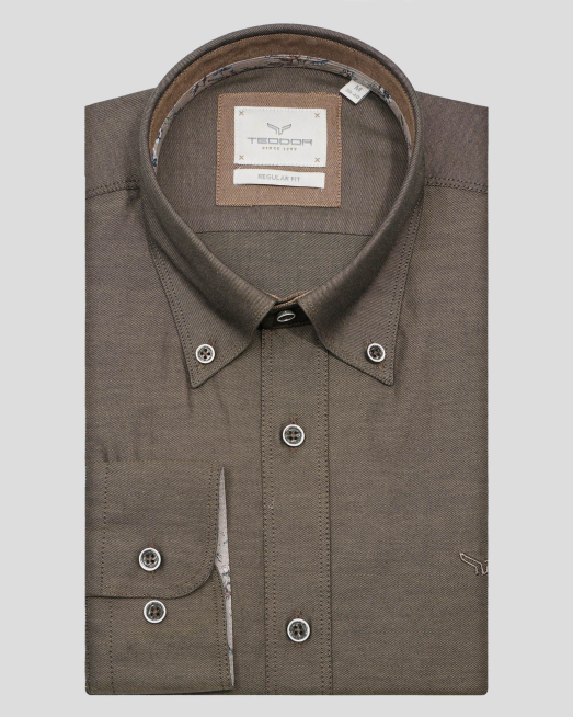 ' ПАМУЧНА РИЗА С КОНТРАСТНА ГАРНИТУРА НА ЯКА И МАНШЕТИ В ЦВЯТ КАКИ 