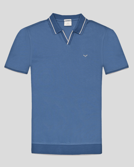 'СРЕДНО СИНЯ ТЕНИСКА С ПОЛО ЯКА И V-ОБРАЗНО ДЕКОЛТЕ