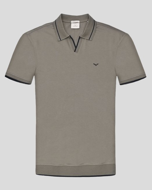 'ТЕНИСКА С ПОЛО ЯКА И V-ОБРАЗНО ДЕКОЛТЕ ОТ PREMIUM ПАМУК В ЦВЯТ КАКИ