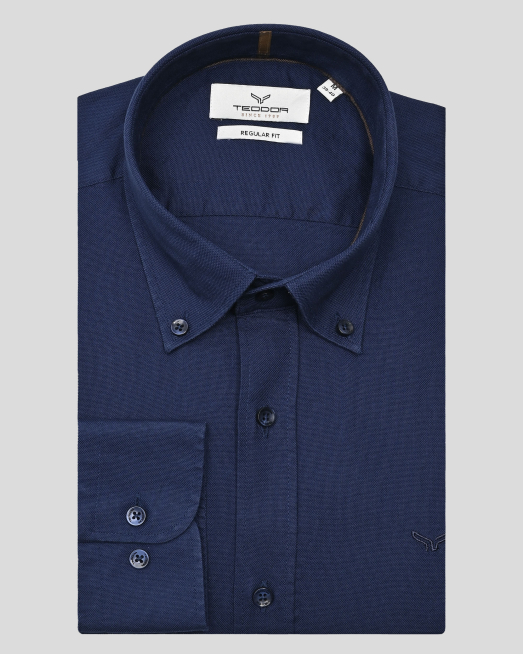 'ТЪМНОСИНЯ РИЗА С КОПЧЕТА НА ЯКАТА ОТ СТРУКТУРЕН ПАМУЧЕН ПЛАТ ОКСФОРД 