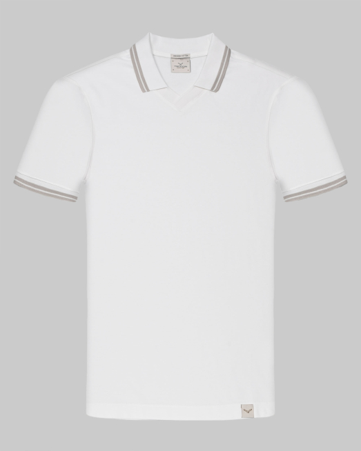 'БЯЛА ТЕНИСКА С ПОЛО ЯКА И V-ОБРАЗНО ДЕКОЛТЕ С КОНТРАСТНА ДЕСЕНАЦИЯ