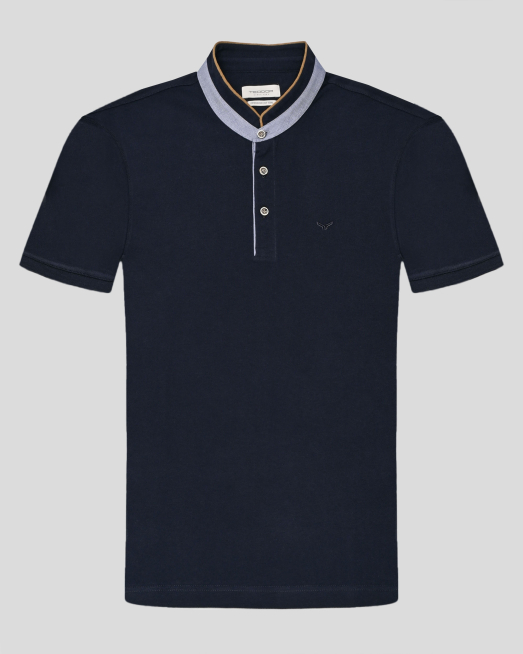 'ТЪМНОСИНЯ СТРУКТУРНА ТЕНИСКА С ПОПСКА ЯКА И КОНТРАСТНА ГАРНИТУРА 