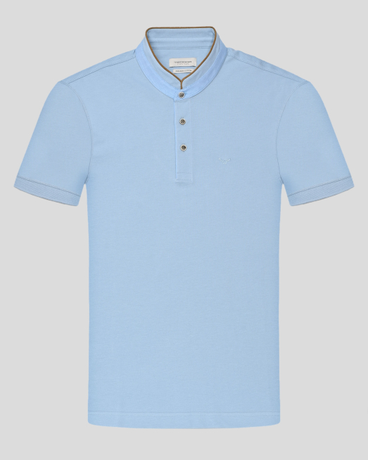 'СВЕТЛОСИНЯ ТЕНИСКА С ПОПСКА ЯКА И КОНТРАСТНА ГАРНИТУРА 