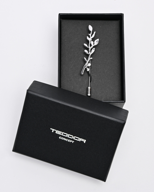 'СРЕБРИСТА БРОШКА С ИГЛА ВЪВ ФОРМА НА КЛОНКА