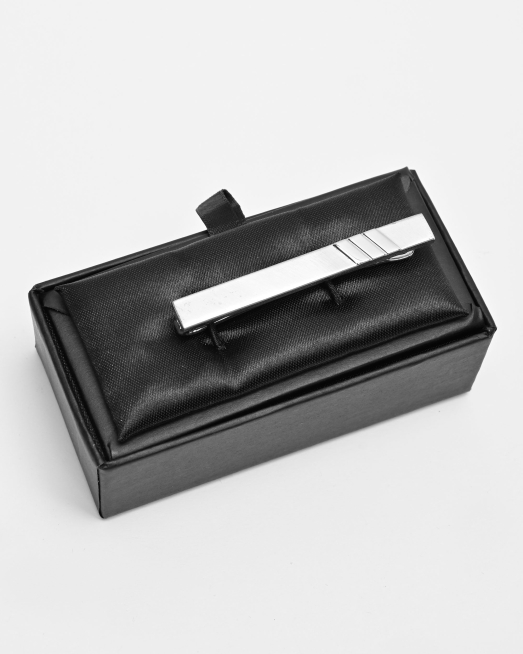 'ЛУКСОЗНА СРЕБРИСТА ИГЛА ЗА  ВРАТОВРЪЗКА С РЕЛЕФНИ  ЛИНИИ