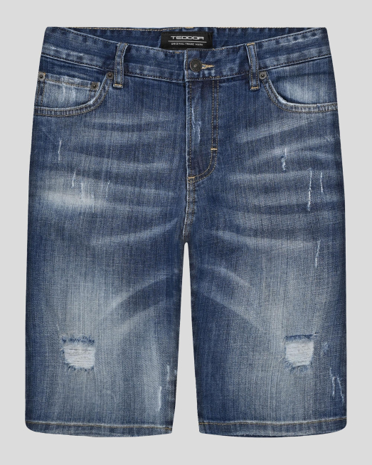 'СРЕДНО СИНИ ДЪНКОВИ БЕРМУДИ С ДЕКОРАТИВНИ НАКЪСВАНИЯ И КОЖЕНА ЕМБЛЕМА