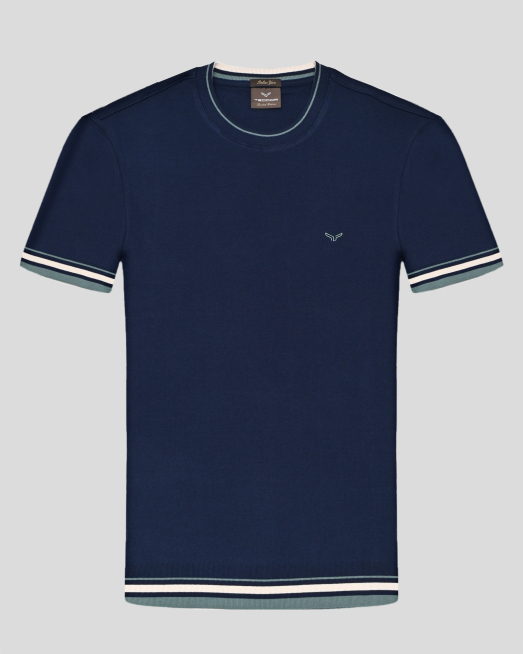 'ТЪМНОСИНЯ ТЕНИСКА ОТ  ПАМУЧНО ТРИКО С ДЕСЕНАЦИИ И ЕФЕКТ НА ПЛЕТИВО